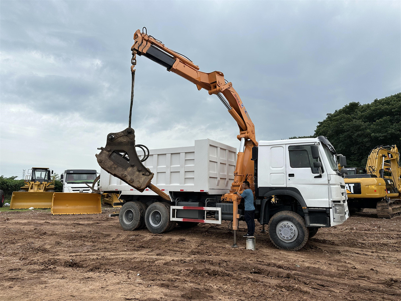 HOWO 371 Mounted Crane Dump truck - Crane truck: picture 2 HOWO 371 Mounted Crane Dump truck - Crane truck: picture 2