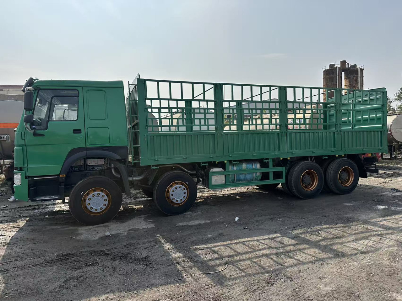 SINOTRUK HOWO 420hp 8x4 fence truck - Dropside/ Flatbed truck: picture 3 SINOTRUK HOWO 420hp 8x4 fence truck - Dropside/ Flatbed truck: picture 3