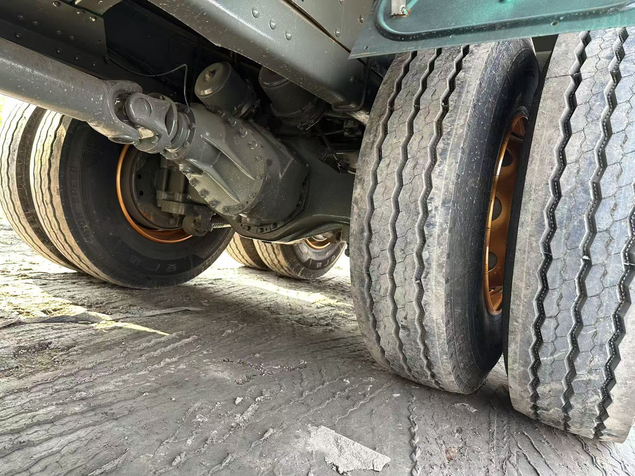 SINOTRUK HOWO 420hp 8x4 fence truck - Dropside/ Flatbed truck: picture 5 SINOTRUK HOWO 420hp 8x4 fence truck - Dropside/ Flatbed truck: picture 5