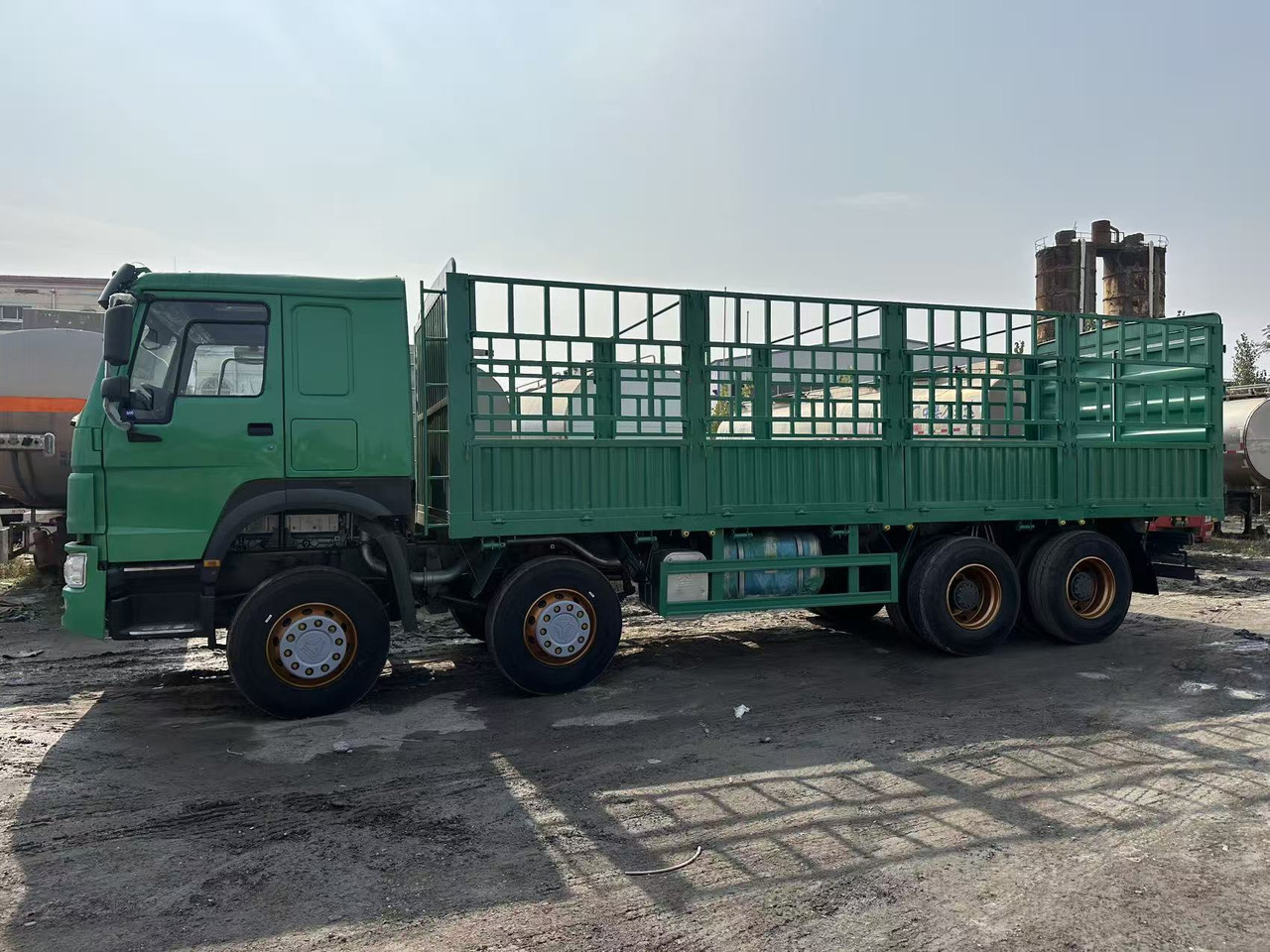 SINOTRUK HOWO 420hp 8x4 fence truck - Dropside/ Flatbed truck: picture 4 SINOTRUK HOWO 420hp 8x4 fence truck - Dropside/ Flatbed truck: picture 4