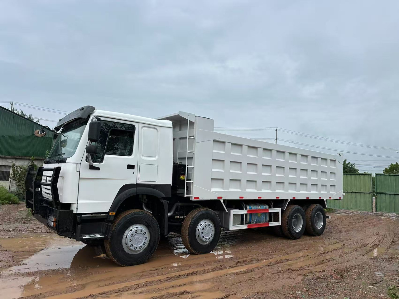 Sinotruk HOWO 371hp 8x4 tipper truck - Tipper: picture 4 Sinotruk HOWO 371hp 8x4 tipper truck - Tipper: picture 4