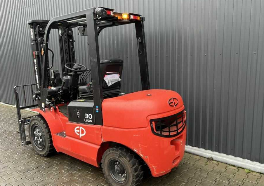 EP Equipment EFL302 - Electric forklift: picture 3 EP Equipment EFL302 - Electric forklift: picture 3