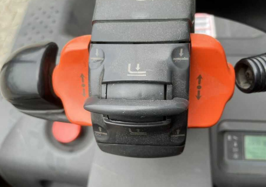Stacker Linde D12SPHP: picture 9