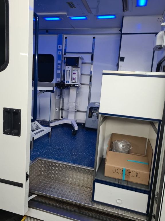 Ambulance Mercedes-Benz Sprinter 519   Tierarzt  Garantie: picture 11