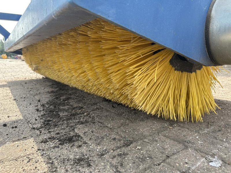 Bezem - Gebruikt - Broom: picture 5 Bezem - Gebruikt - Broom: picture 5