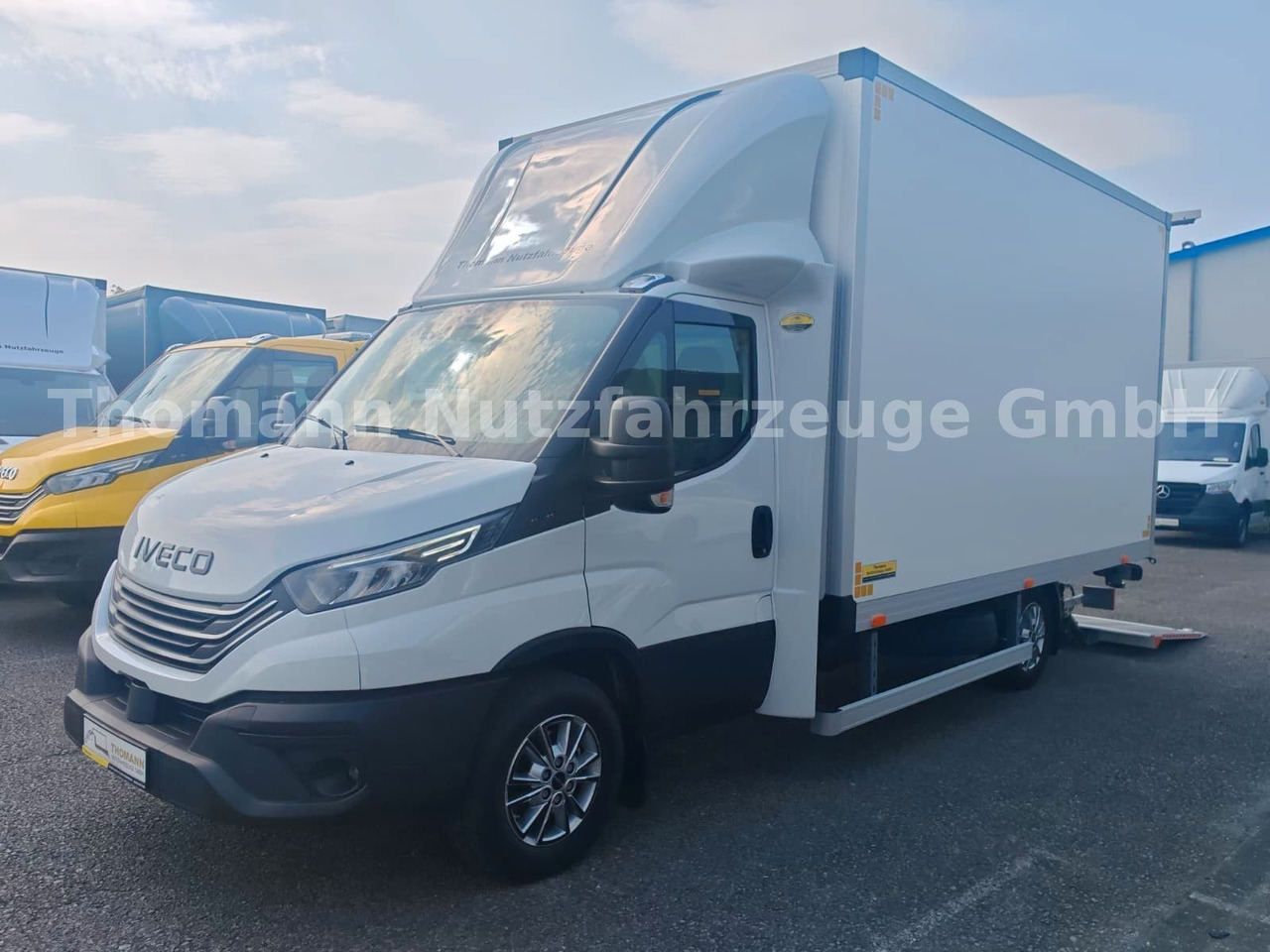 Iveco Daily 35S18 Koffer + LBW Navi/ACC Tempomat - Closed box van: picture 3 Iveco Daily 35S18 Koffer + LBW Navi/ACC Tempomat - Closed box van: picture 3