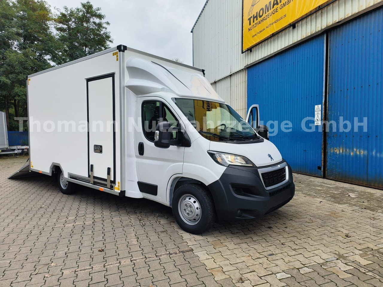 Peugeot Boxer Premium Koffer Extra Tief mit Klappe ! - Closed box van: picture 1 Peugeot Boxer Premium Koffer Extra Tief mit Klappe ! - Closed box van: picture 1