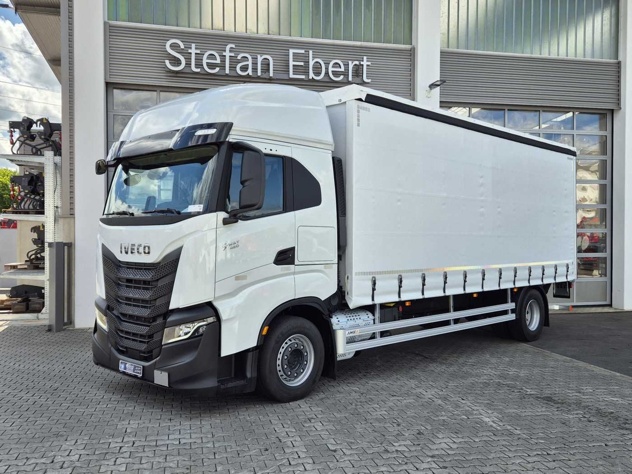 Iveco S-Way AS190S42/P Schiebeplanen LBW 2.000kg AHK - Curtain side truck: picture 1 Iveco S-Way AS190S42/P Schiebeplanen LBW 2.000kg AHK - Curtain side truck: picture 1