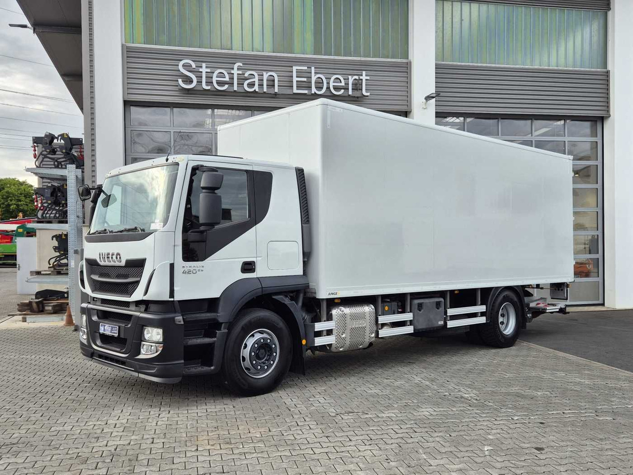 Iveco Stralis AT190S42 FP D HI-ROAD LBW faltbar EU6 - Box truck: picture 2 Iveco Stralis AT190S42 FP D HI-ROAD LBW faltbar EU6 - Box truck: picture 2