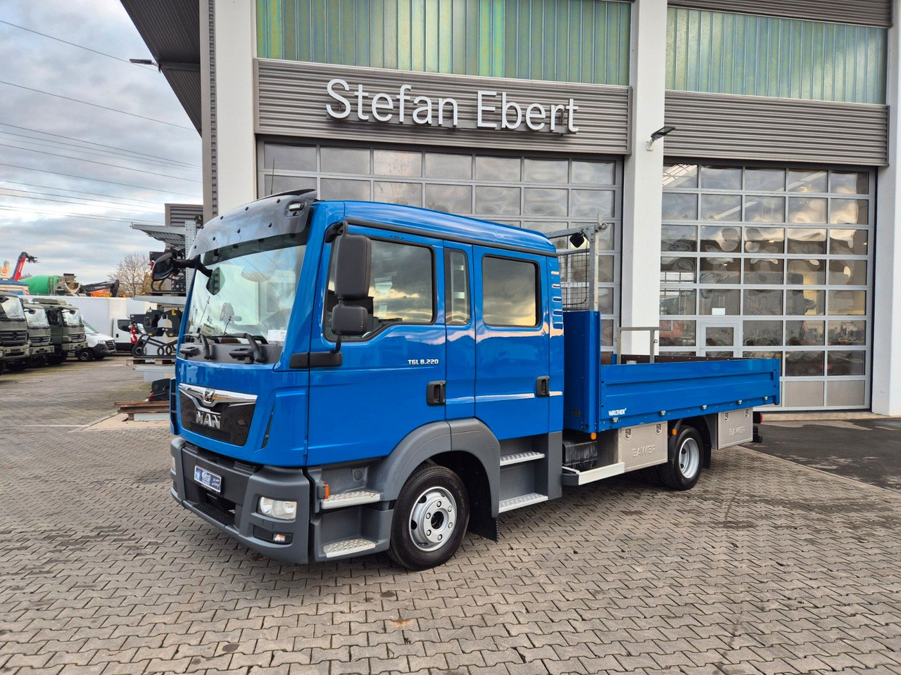 MAN TGL 8.220 4x2 BL Doka 7 Sitze AHK Klima Standh. - Open body delivery van, Combi van: picture 1 MAN TGL 8.220 4x2 BL Doka 7 Sitze AHK Klima Standh. - Open body delivery van, Combi van: picture 1