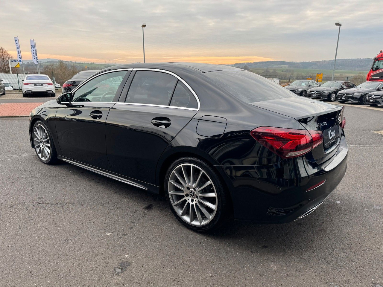 Mercedes-Benz A 200 AMG 19"+Ambiente+R-Kamera+Pano+LED+MBUX - Sedan: picture 3 Mercedes-Benz A 200 AMG 19"+Ambiente+R-Kamera+Pano+LED+MBUX - Sedan: picture 3