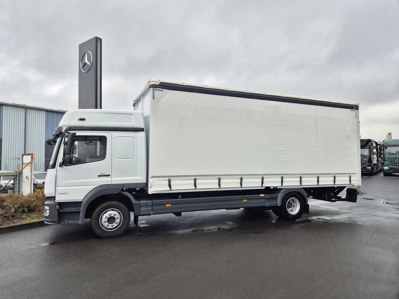 Mercedes-Benz Atego 1527 L L-Haus LBW Palfinger 1.500kg 2 Bett - Curtain side truck: picture 3 Mercedes-Benz Atego 1527 L L-Haus LBW Palfinger 1.500kg 2 Bett - Curtain side truck: picture 3