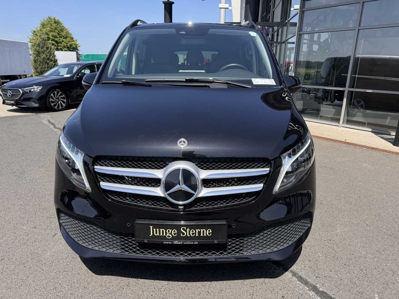 Mercedes-Benz V 300 d 4MATIC AVA 3430 AHK2,5 DISTRONIC 360 - Car: picture 2 Mercedes-Benz V 300 d 4MATIC AVA 3430 AHK2,5 DISTRONIC 360 - Car: picture 2