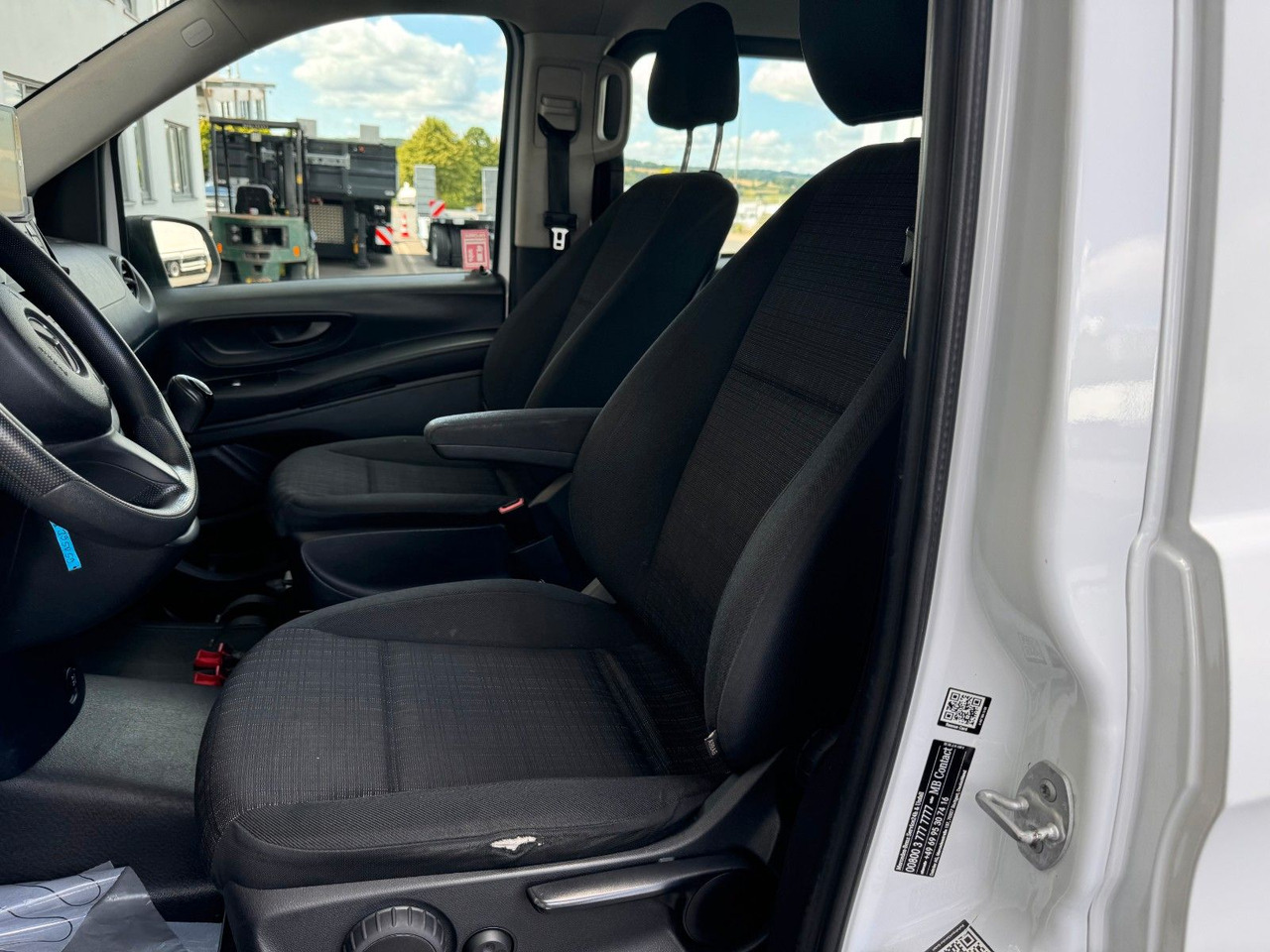 Passenger van Mercedes-Benz Vito 111 CDI Tourer Begleitfahrzeug BF3+ / WVZ: picture 14