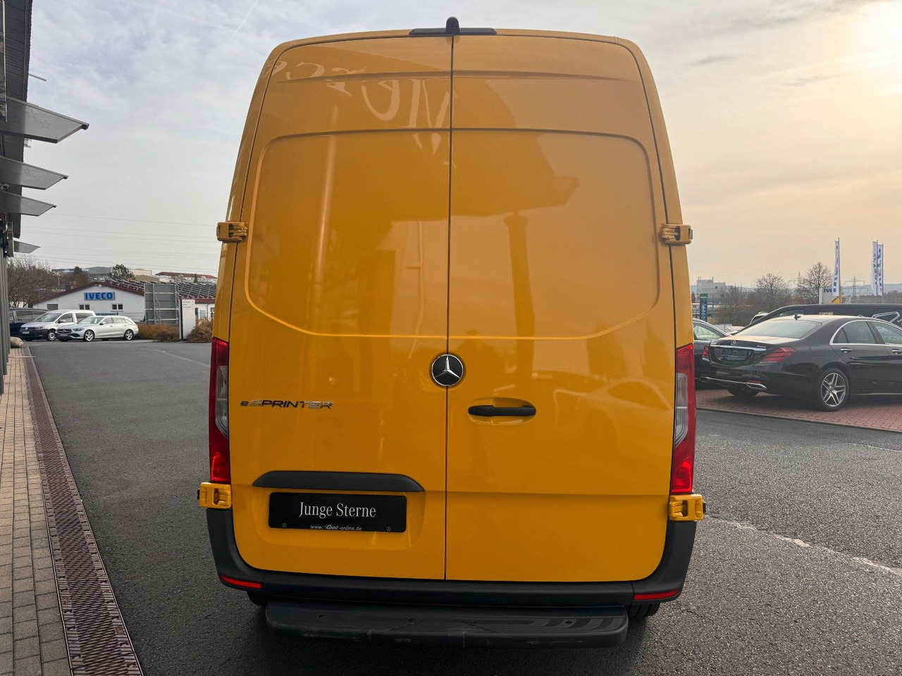 Mercedes-Benz eSprinter 312 DHL Regal KEP-Ausbau - Panel van, Electric van: picture 5 Mercedes-Benz eSprinter 312 DHL Regal KEP-Ausbau - Panel van, Electric van: picture 5