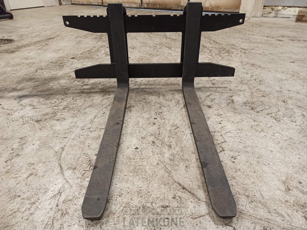 Laten Trukkipiikit 1600kg 1100mm/1000mm 2A Avant - Forks for Construction machinery: picture 2 Laten Trukkipiikit 1600kg 1100mm/1000mm 2A Avant - Forks for Construction machinery: picture 2