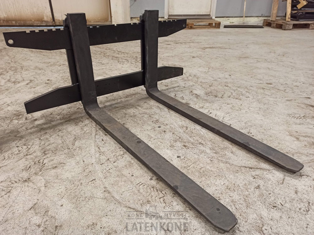Laten Trukkipiikit 1600kg 1100mm/1000mm 2A Avant - Forks for Construction machinery: picture 1 Laten Trukkipiikit 1600kg 1100mm/1000mm 2A Avant - Forks for Construction machinery: picture 1