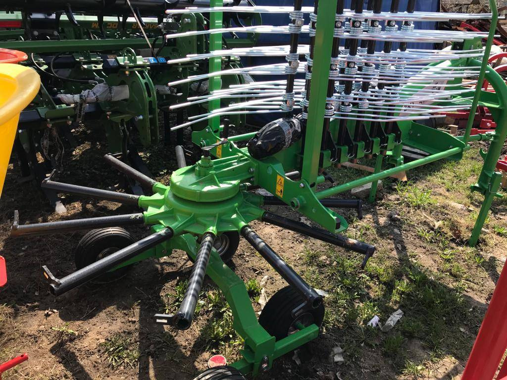 Inter-Tech rotary rake 4,2m - Tedder/ Rake: picture 3 Inter-Tech rotary rake 4,2m - Tedder/ Rake: picture 3