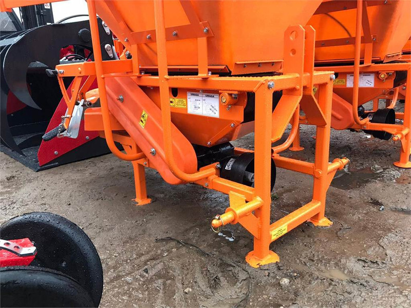 Fertilizer spreader Pom Augustów rozsiewacz do nawozów z przystawką komuna: picture 10