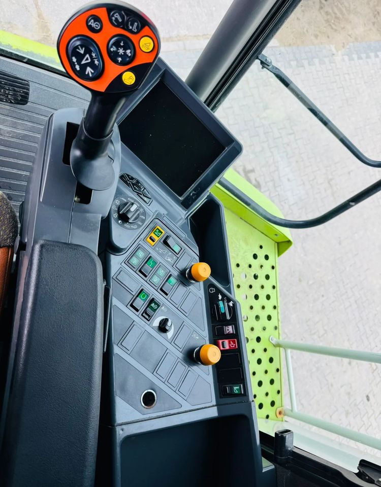 Claas Lexion 550 - Combine harvester: picture 2 Claas Lexion 550 - Combine harvester: picture 2