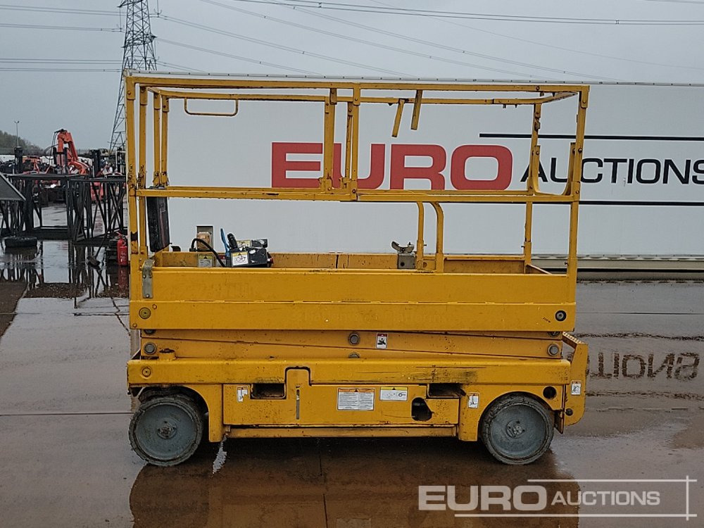 2014 Haulotte Compact 8 - Scissor lift: picture 2 2014 Haulotte Compact 8 - Scissor lift: picture 2