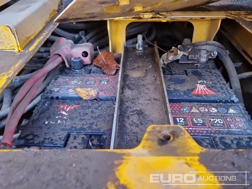 Crawler excavator 2022 JCB 220X LC: picture 40