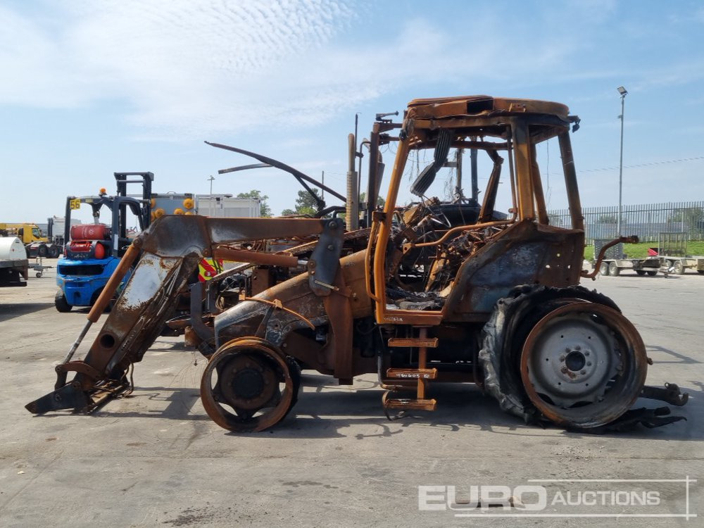 4WD Tractor, Loader, 2 Spool Valves (Fire Damage), 4WD Tractor, 3 Spool Valve (Fire Damage) - Farm tractor: picture 2 4WD Tractor, Loader, 2 Spool Valves (Fire Damage), 4WD Tractor, 3 Spool Valve (Fire Damage) - Farm tractor: picture 2