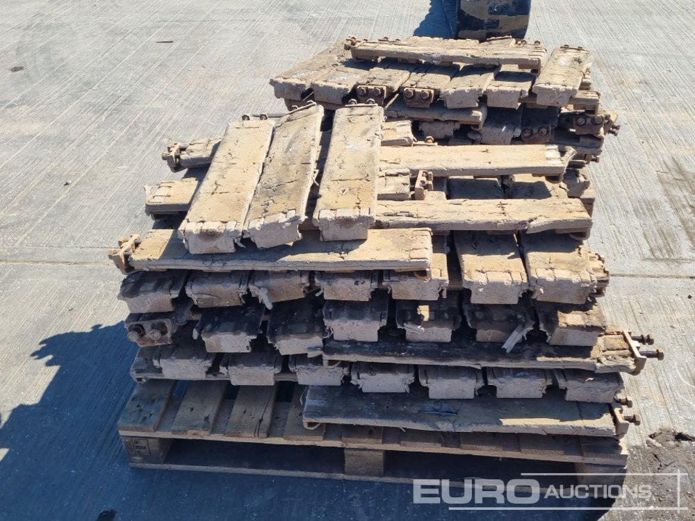 700mm Rubber Block Pads (2 Pallets of) - Track for Construction machinery: picture 3 700mm Rubber Block Pads (2 Pallets of) - Track for Construction machinery: picture 3