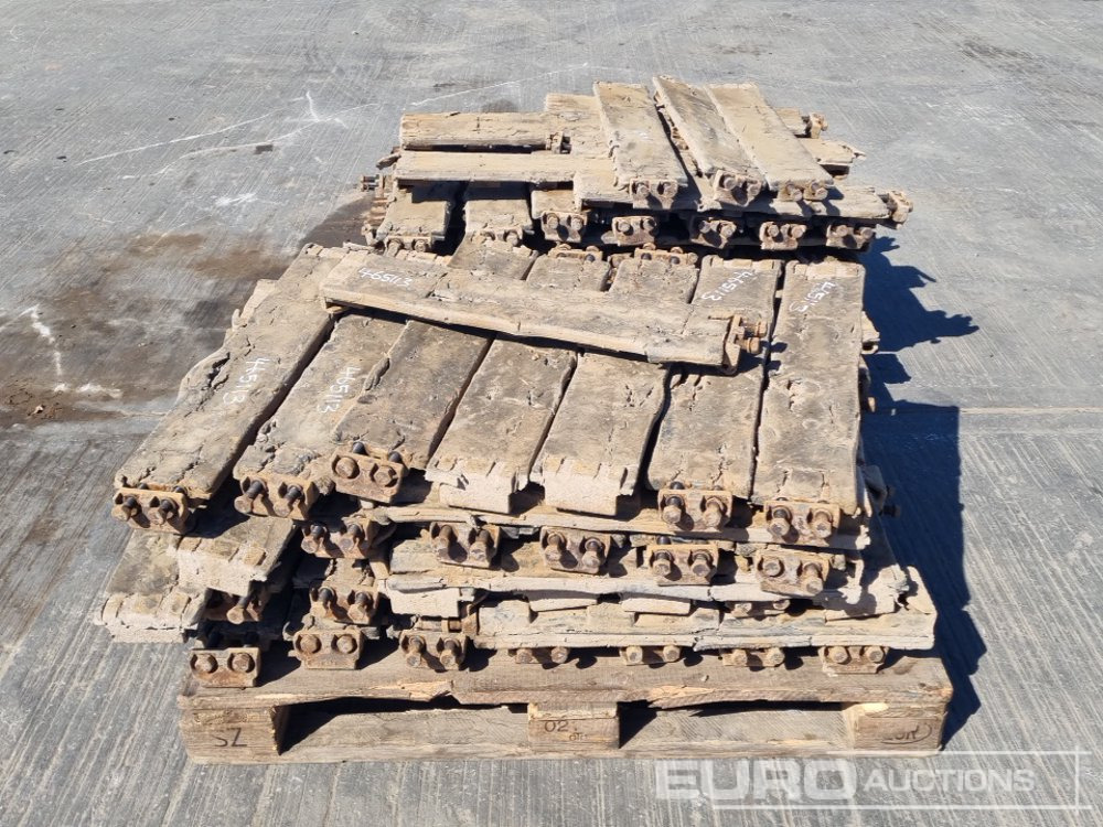 700mm Rubber Block Pads (2 Pallets of) - Track for Construction machinery: picture 1 700mm Rubber Block Pads (2 Pallets of) - Track for Construction machinery: picture 1