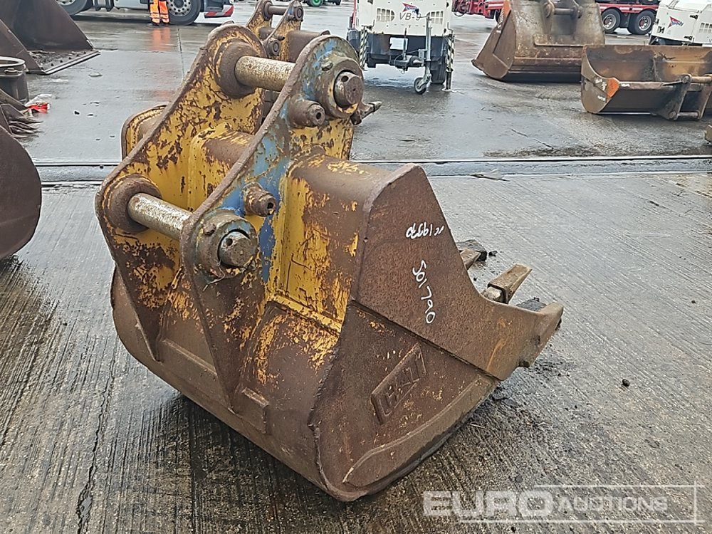 CAT 32" Digging Bucket 65mm Pin to suit 13 Ton Excavator - Bucket: picture 5 CAT 32" Digging Bucket 65mm Pin to suit 13 Ton Excavator - Bucket: picture 5