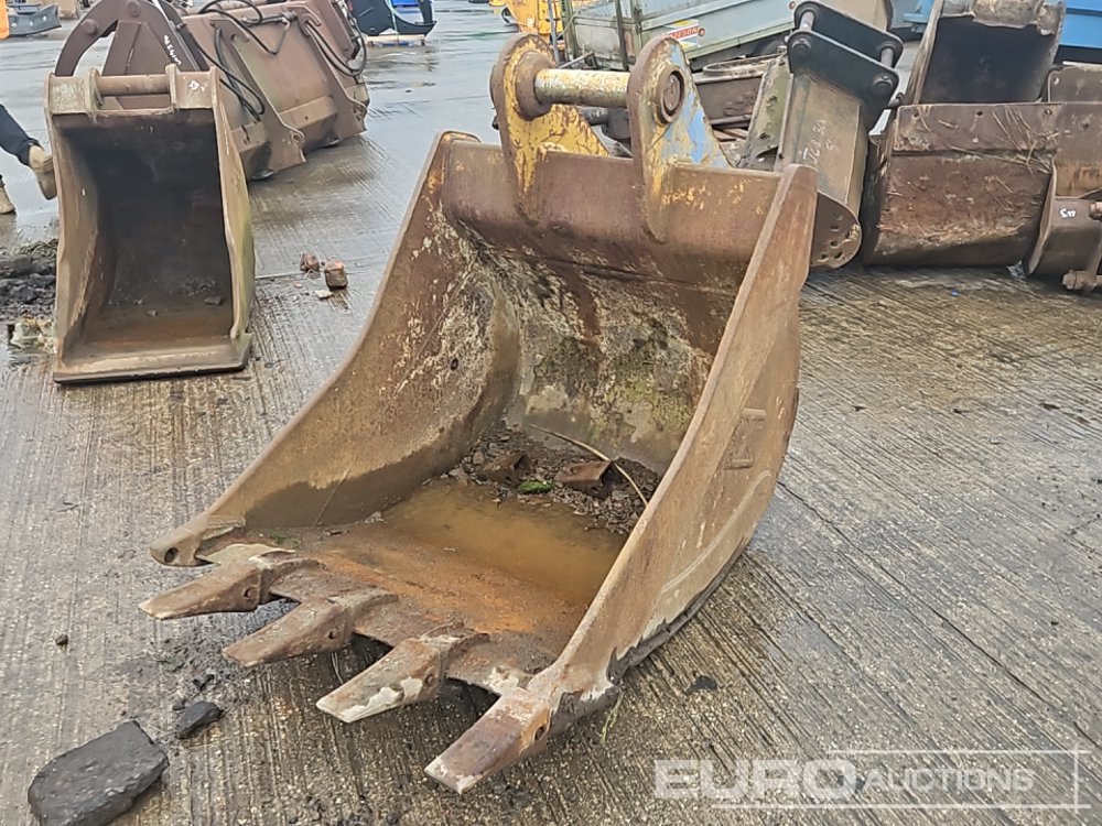 CAT 32" Digging Bucket 65mm Pin to suit 13 Ton Excavator - Bucket: picture 1 CAT 32" Digging Bucket 65mm Pin to suit 13 Ton Excavator - Bucket: picture 1