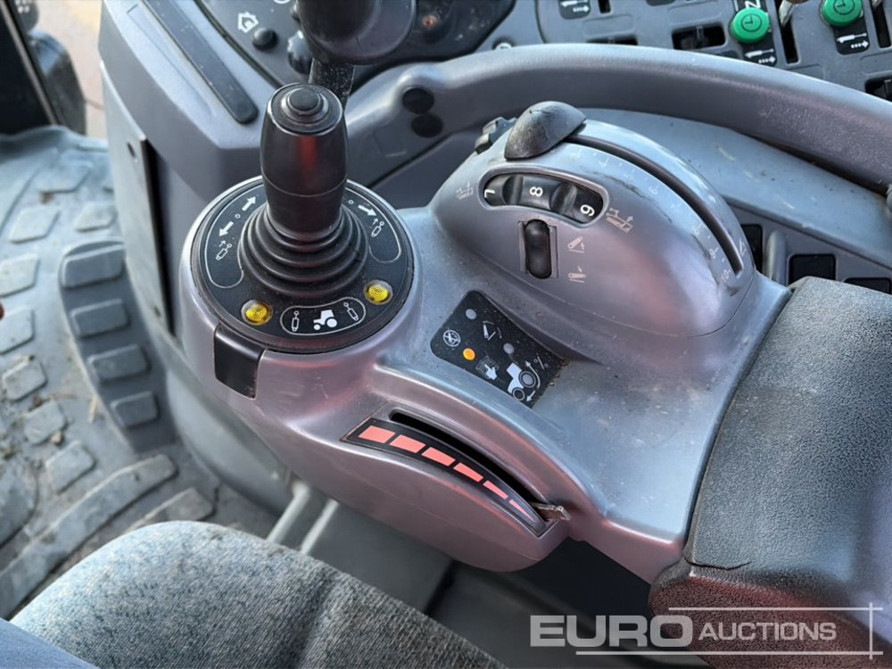 Farm tractor New Holland T7030: picture 30