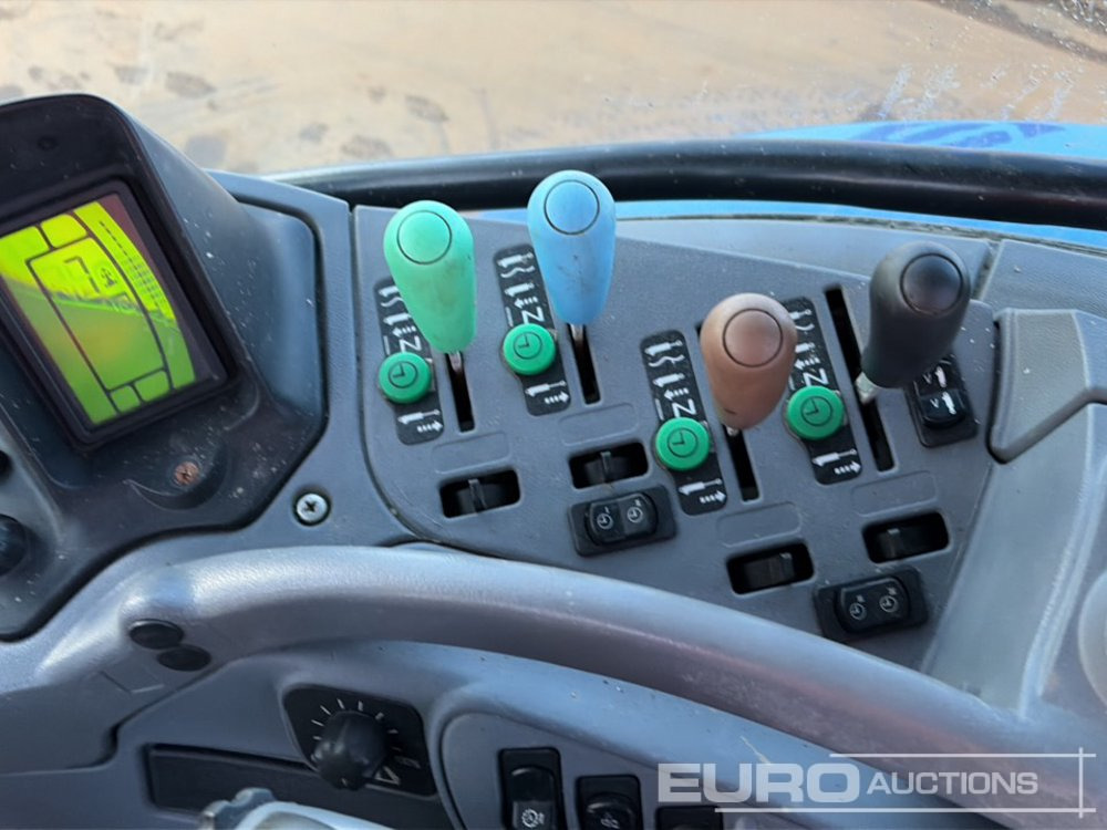 Farm tractor New Holland T7030: picture 31