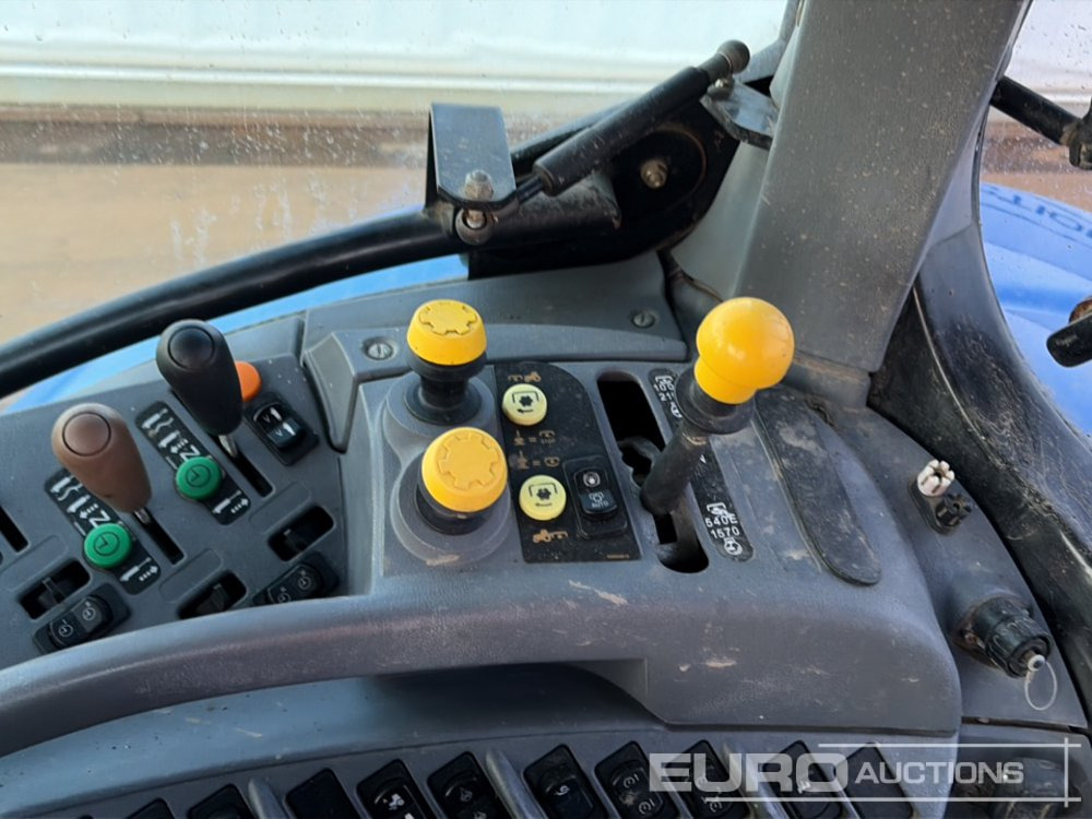Farm tractor New Holland T7030: picture 28