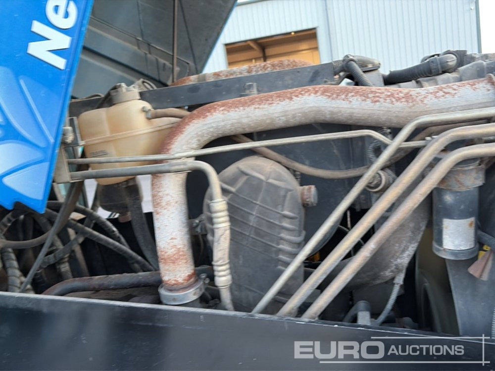 Farm tractor New Holland T7030: picture 24