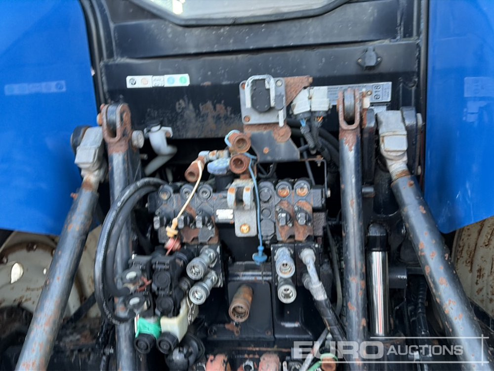 Farm tractor New Holland T7030: picture 9