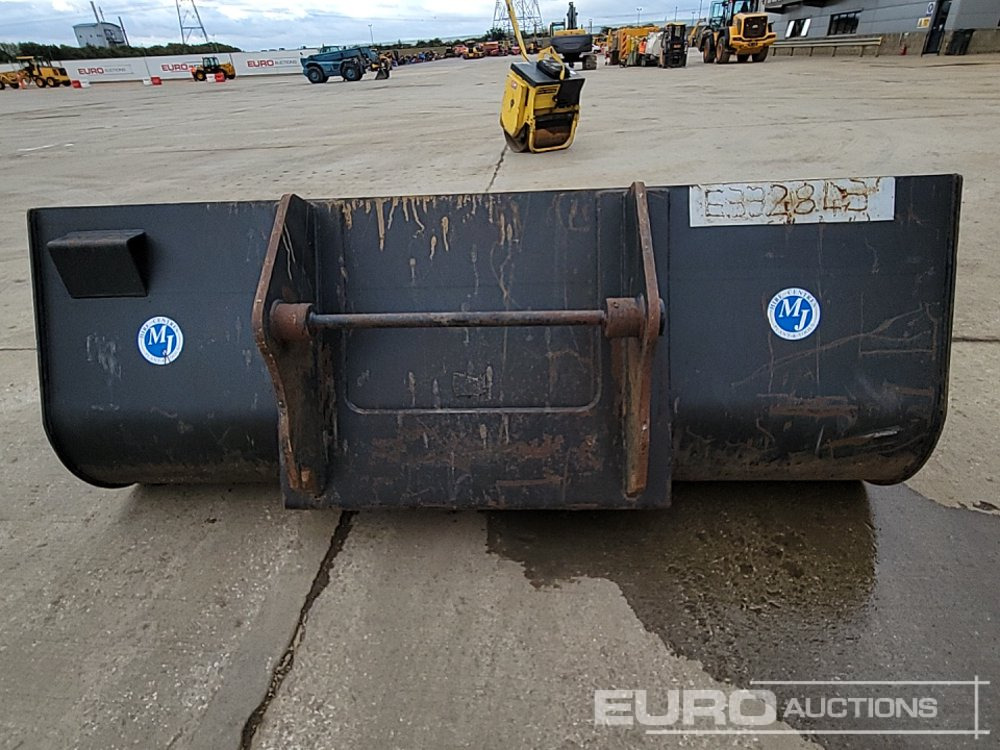 Rhinox 90" Loading Bucket to suit Telehandler - Bucket: picture 4 Rhinox 90" Loading Bucket to suit Telehandler - Bucket: picture 4