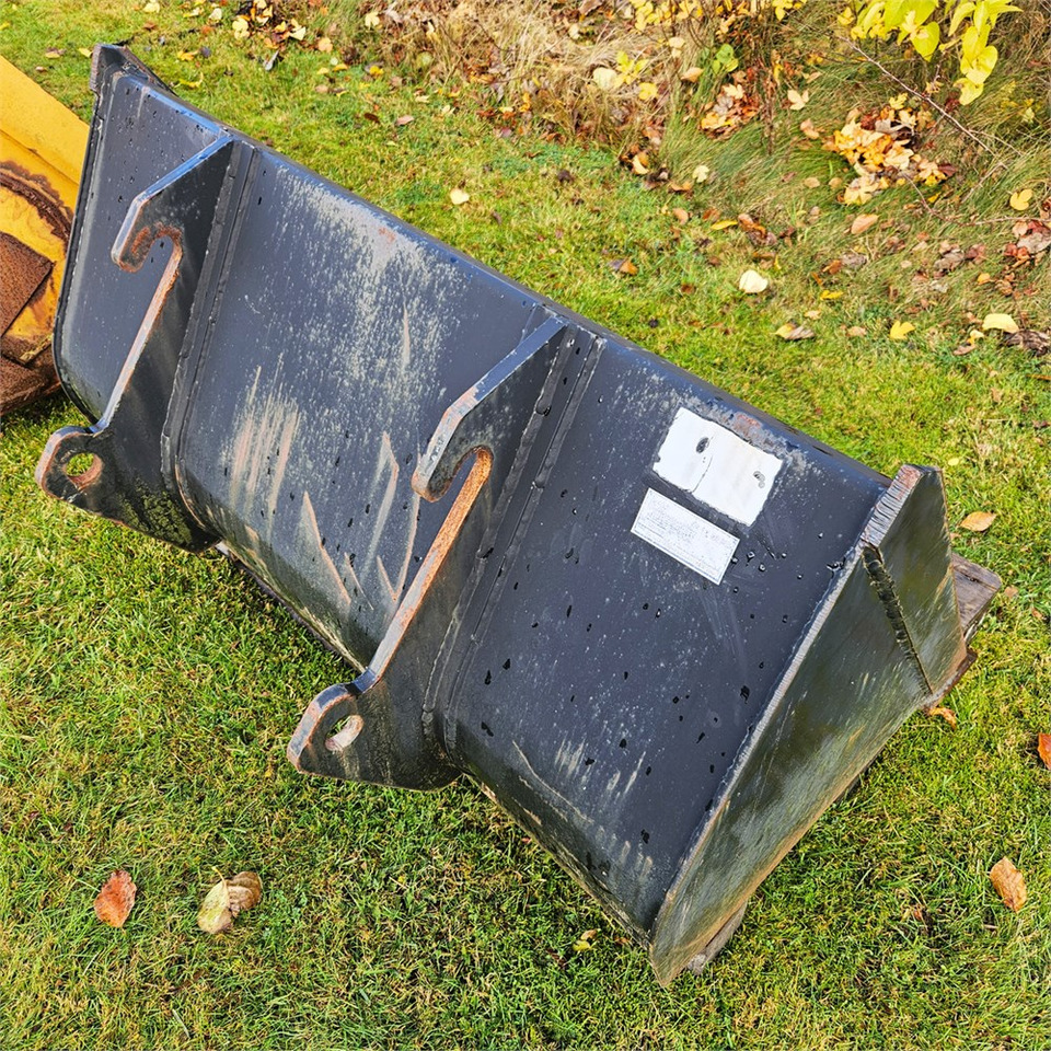 Giant 130 cm - Loader bucket: picture 5 Giant 130 cm - Loader bucket: picture 5