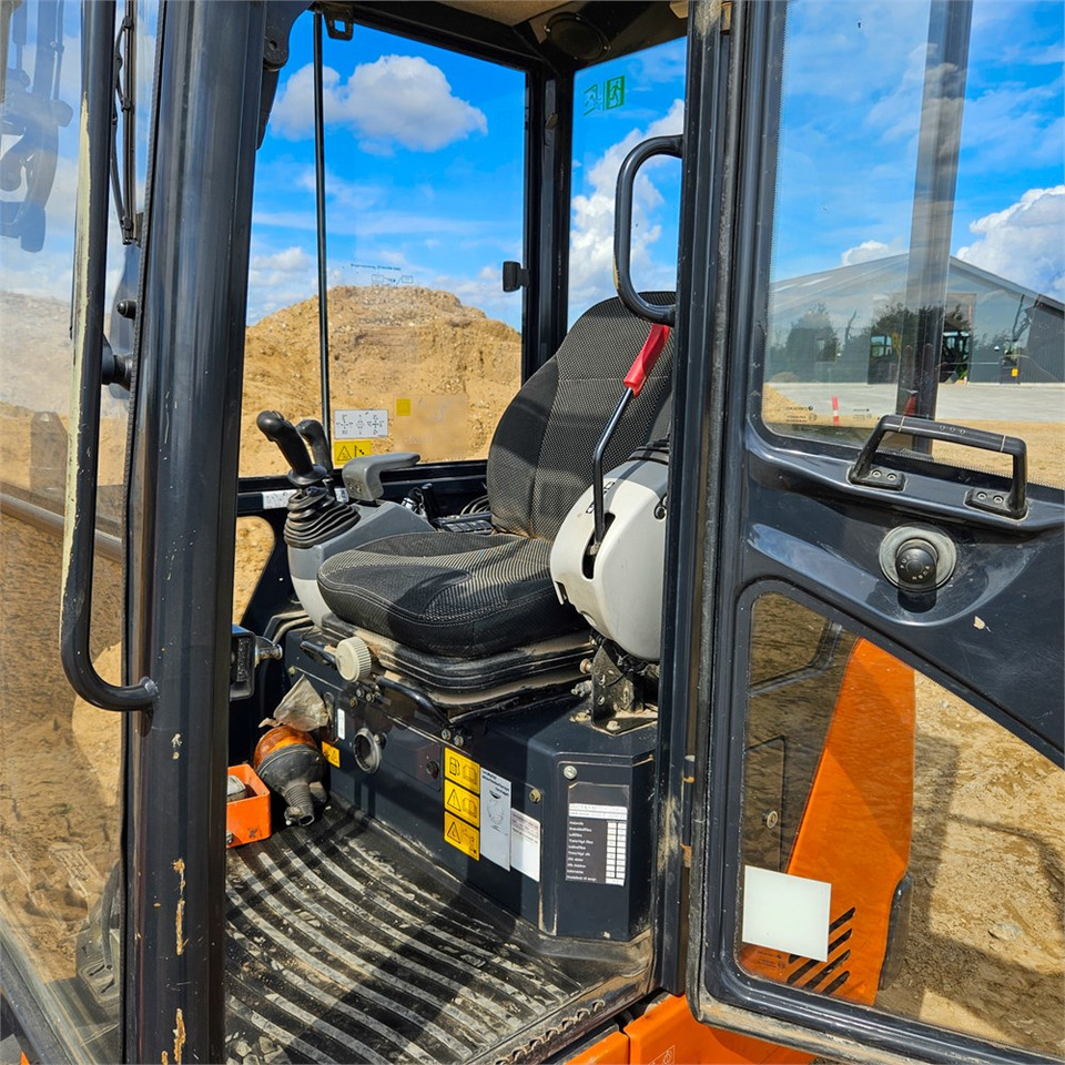 Mini excavator Hitachi ZX19-6 CR: picture 9