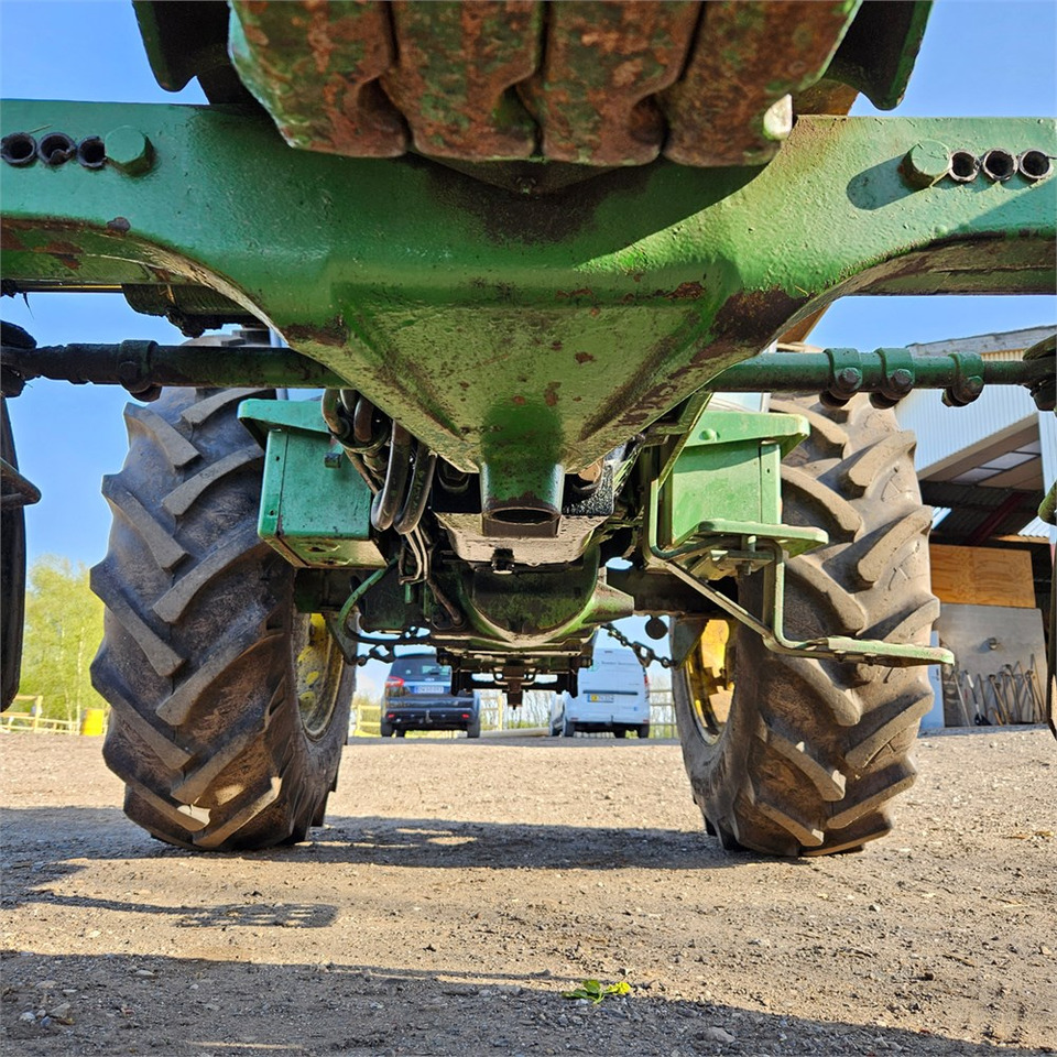 Farm tractor John Deere 2040: picture 21