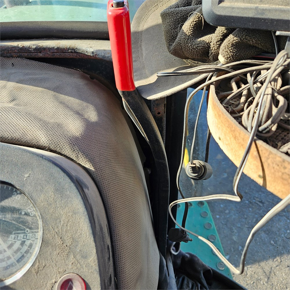 Farm tractor John Deere 2040: picture 13