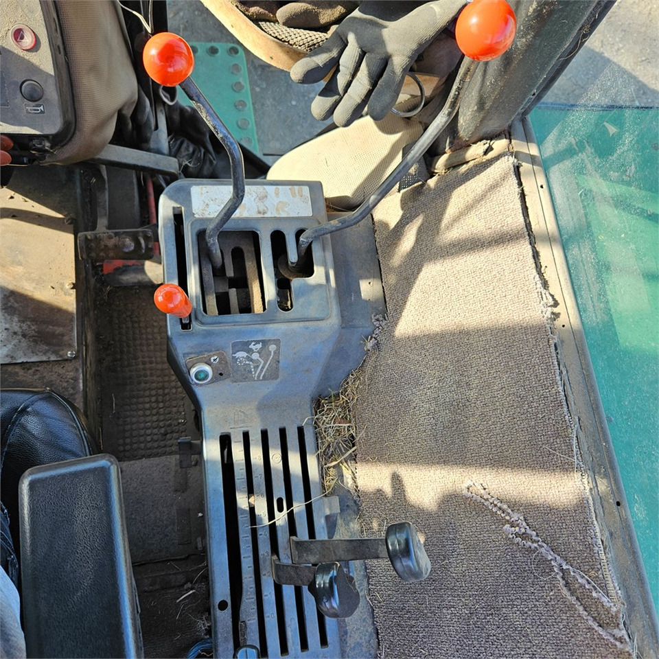 Farm tractor John Deere 2040: picture 9