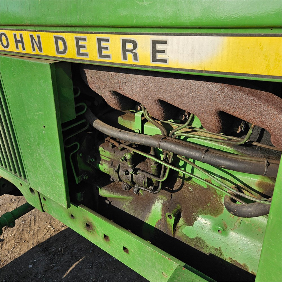 Farm tractor John Deere 2040: picture 19