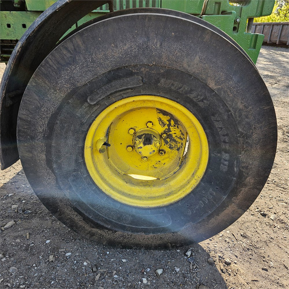 Farm tractor John Deere 2040: picture 25