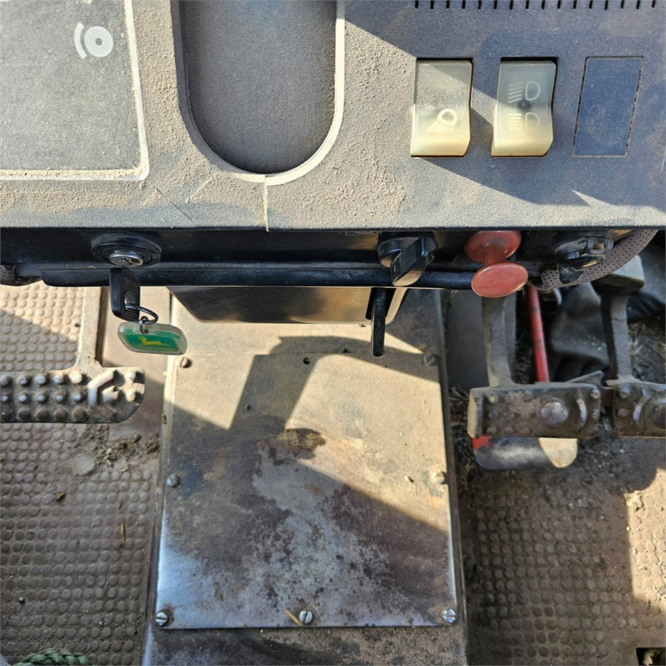 Farm tractor John Deere 2040: picture 10