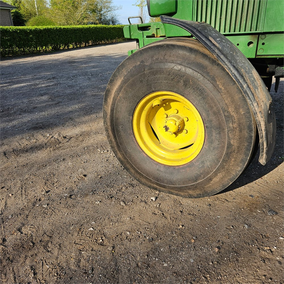 Farm tractor John Deere 2040: picture 23