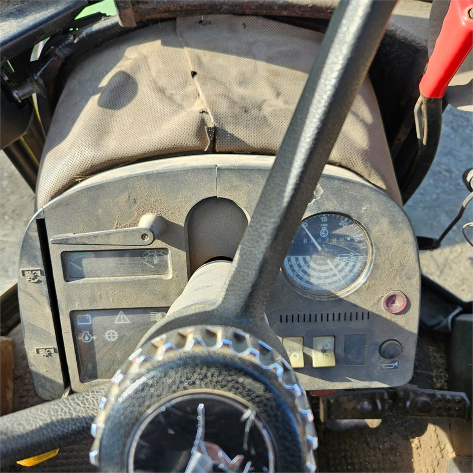 Farm tractor John Deere 2040: picture 12