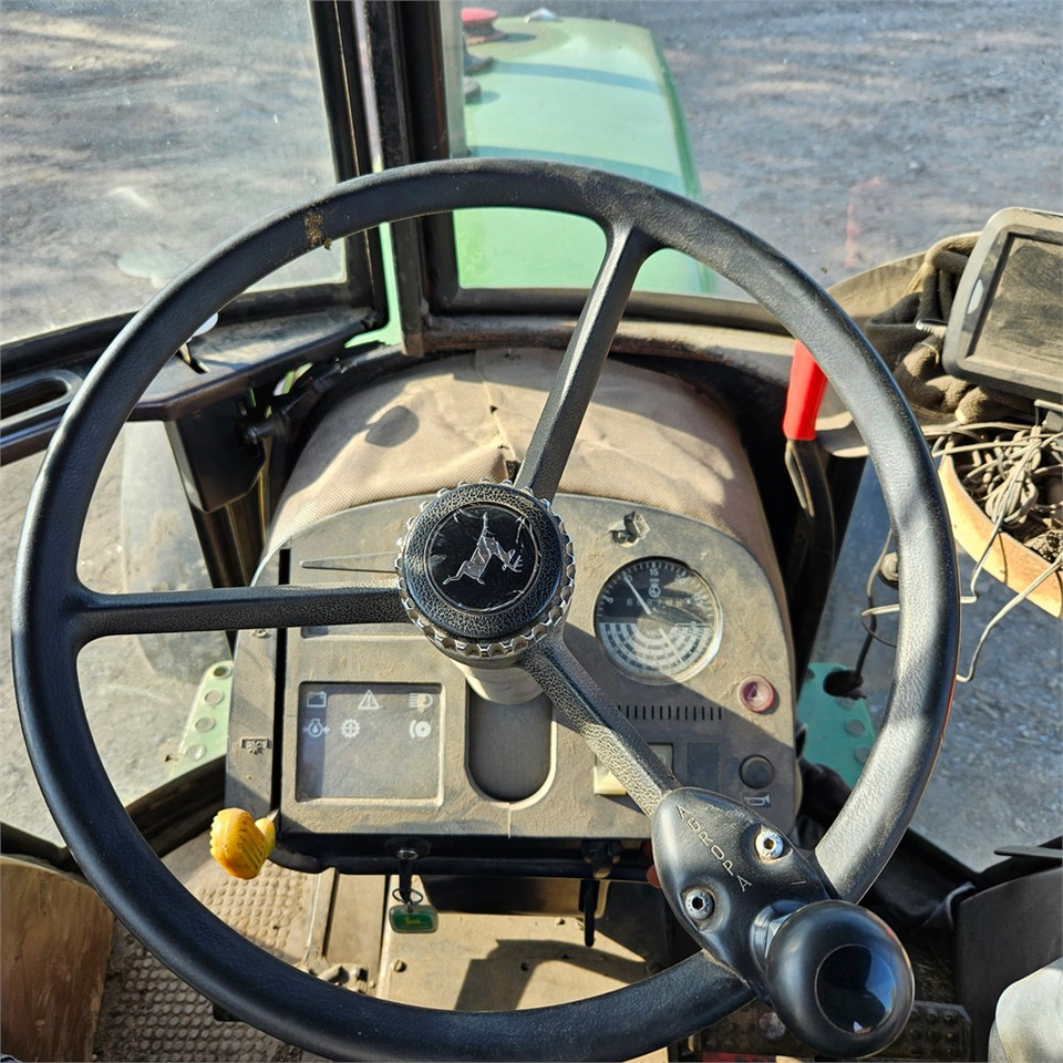 Farm tractor John Deere 2040: picture 11