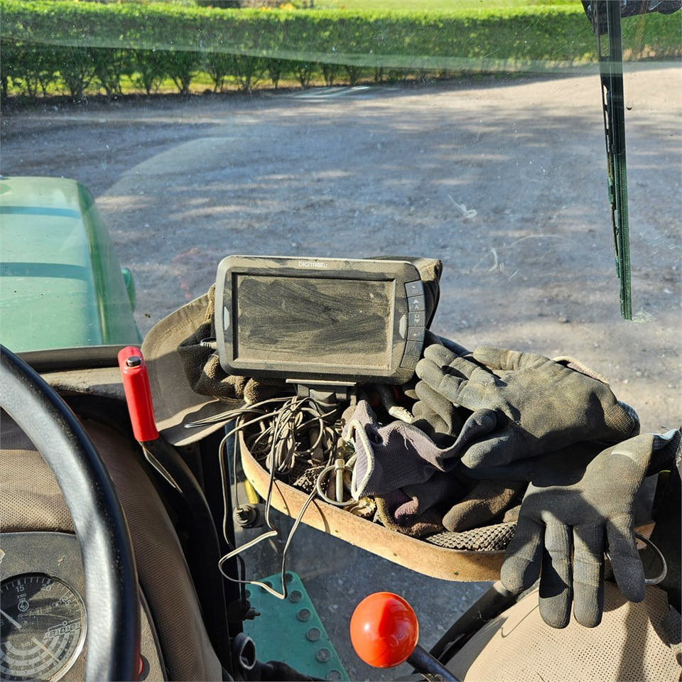 Farm tractor John Deere 2040: picture 14