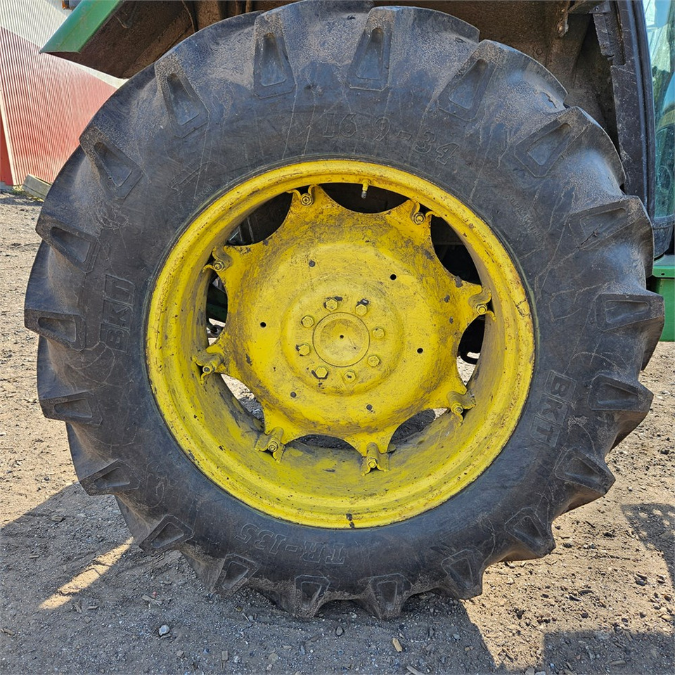 Farm tractor John Deere 2040: picture 26